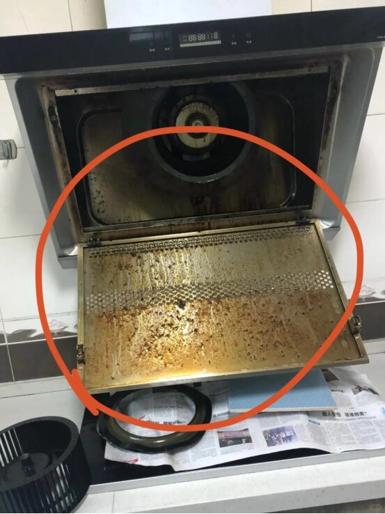 媳婦下單了我們的油煙機(jī)清洗服務(wù)，上門時婆婆卻攔著不讓拆